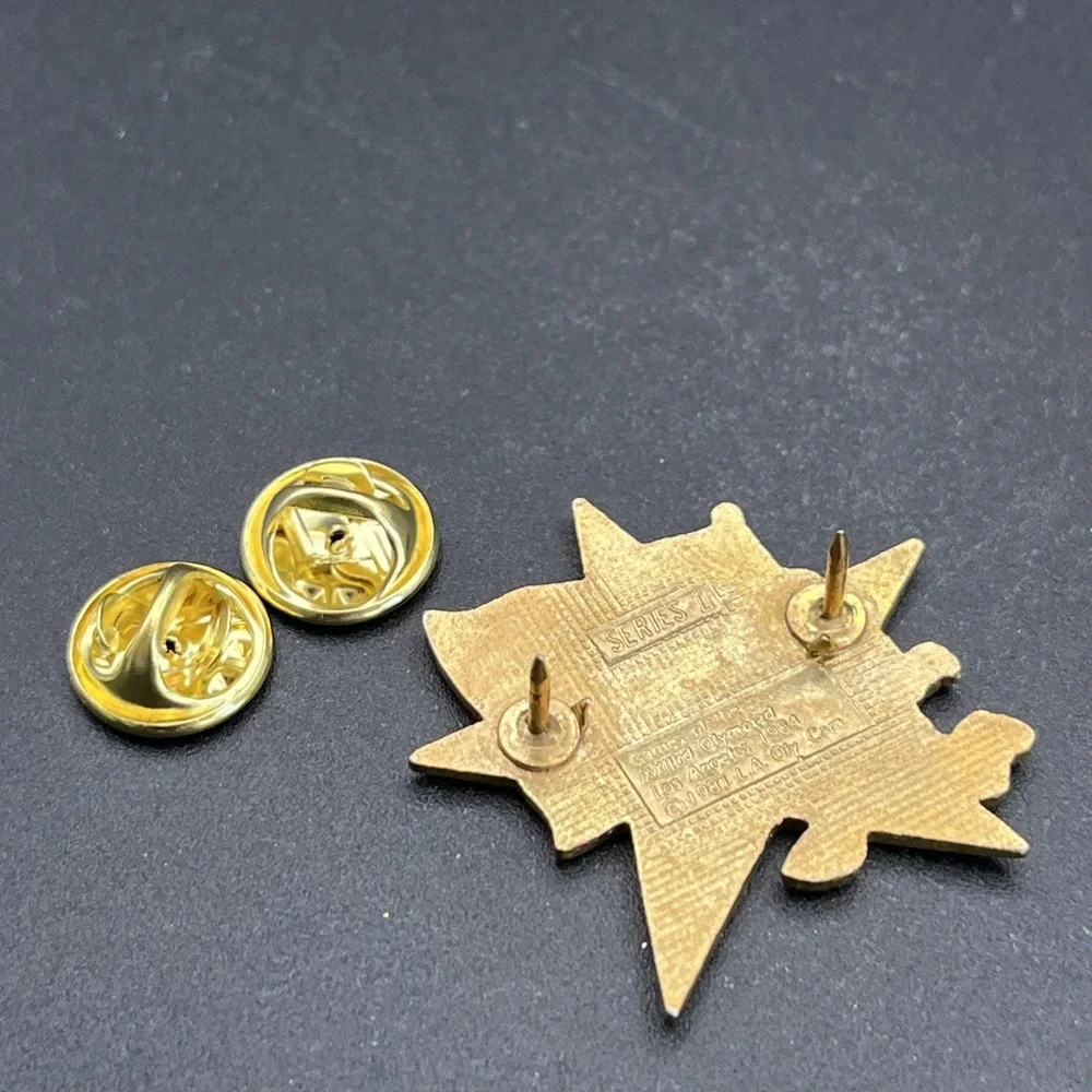 1984 Los Angeles‎ Olympics Sam The Eagle Holding Logo Flag Star Lapel Hat Pin